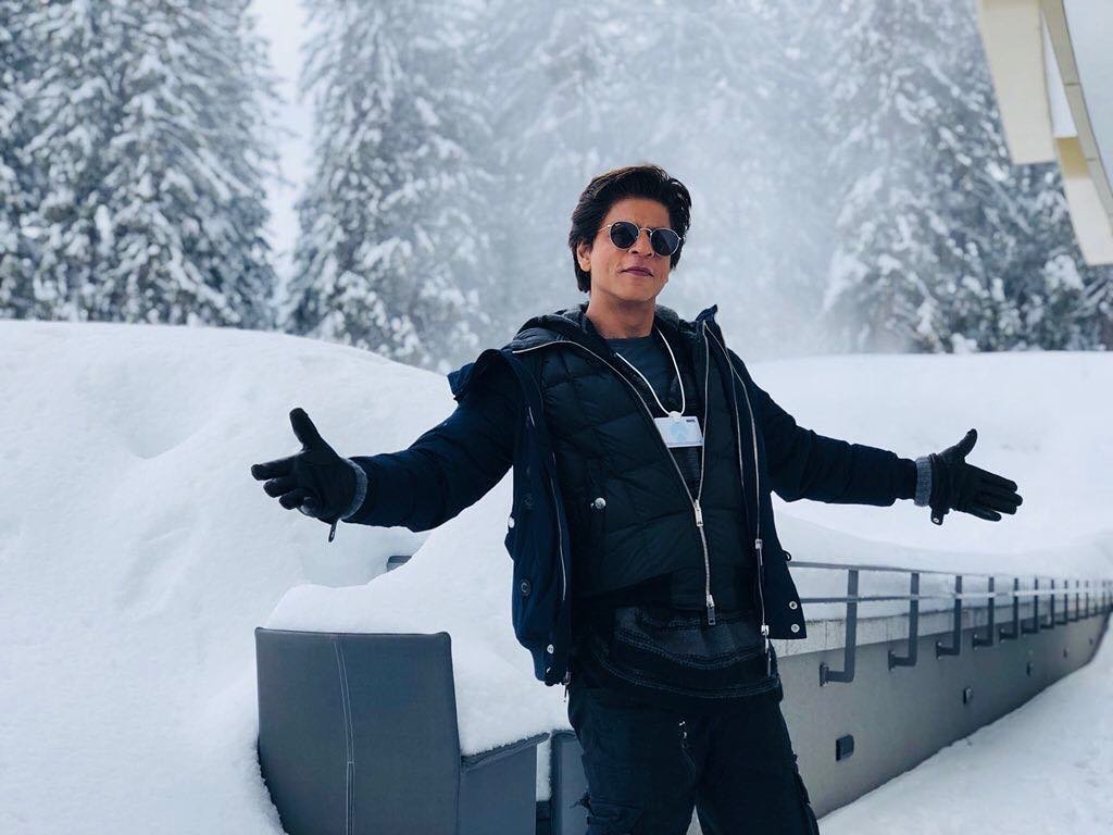 Shah-Rukh-Khan-in-Switzerland-to-attend-the-Crystal-Awards-Ceremony-making-a-romantic-pose